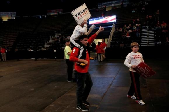 Những người ủng hộ ông Trump tới tham dự sự kiện cảm ơn ở Cincinati, bang Ohio. (Ảnh: Reuters)
