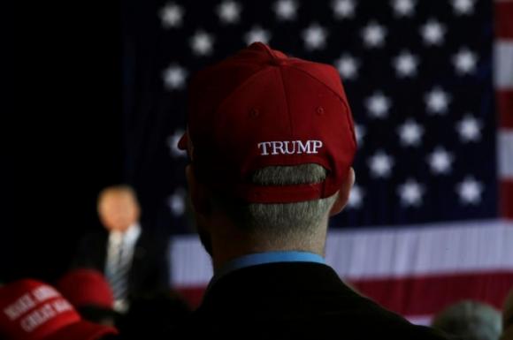 Một người đàn ông đội chiếc mũ in tên Tổng thống đắc cử Donald Trump khi tham gia sự kiện ở Baton Rouge, bang Louisiana. (Ảnh: Reuters)