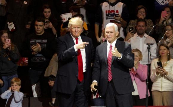 Tổng thống đắc cử Donald Trump và phó tướng Mike Pence cùng nhau nói lời cảm ơn nước Mỹ ở Cincinnati, bang Ohio. (Ảnh: Reuters)