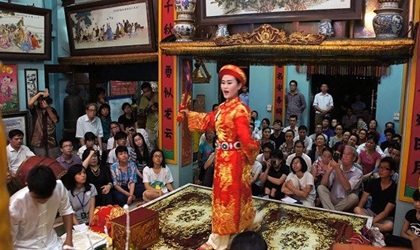 Lo ngại “đồng đua”, “đồng đú” vấy bẩn di sản văn hóa phi vật thể