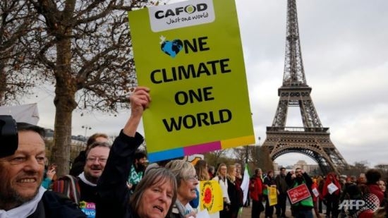   Hiệp định Paris về biến đổi khí hậu đã chính thức có hiệu lực từ ngày 4/11. Với văn kiện này, khoảng 200 quốc gia sẽ bắt đầu thực hiện các kế hoạch quốc gia nhằm cắt giảm lượng phát thải khí gây hiệu ứng nhà kính theo cam kết đã đề ra.   Hiệp định đặt mục tiêu từ nay đến năm 2020, các nước phát triển sẽ huy động tối thiểu 100 tỷ USD mỗi năm để giúp các nước đang phát triển chuyển đổi sang sử dụng những nguồn năng lượng sạch và ứng phó với biến đổi khí hậu. (Ảnh: AFP)  