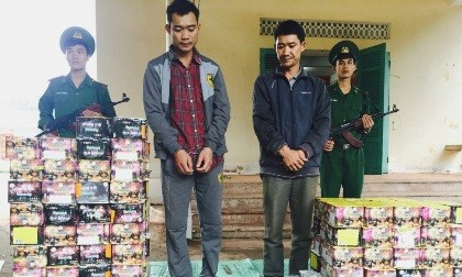 Pháo lậu cất giấu tinh vi vượt biên vào Việt Nam