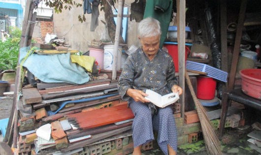 Ám ảnh cảnh cụ bà ngày ngày tựa cửa gần nghĩa trang đợi con về