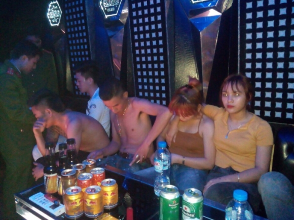 Hà Nam: Phát hiện 27 đối tượng dương tính với ma tuý trong quán karaoke
