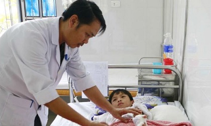 Hà Tĩnh: Chơi pháo tự chế, bé trai 8 bị nổ dập nát tay