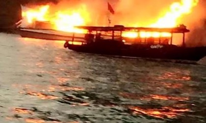 Tàu du lịch bốc cháy dữ dội, 21 người thoát chết