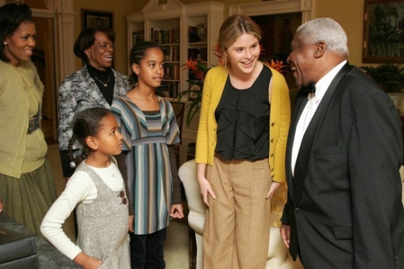 “Malia và Sasha, 8 năm trước đây vào một ngày tháng 11 lạnh lẽo, hai chị đã chào đón các em tại cửa của Nhà Trắng. Ánh mắt các em xen lẫn cả sự rạng ngời và lo lắng khi nhìn vào ngôi nhà mới của mình”, Jenna Bush Hager chia sẻ. (Ảnh: White House)