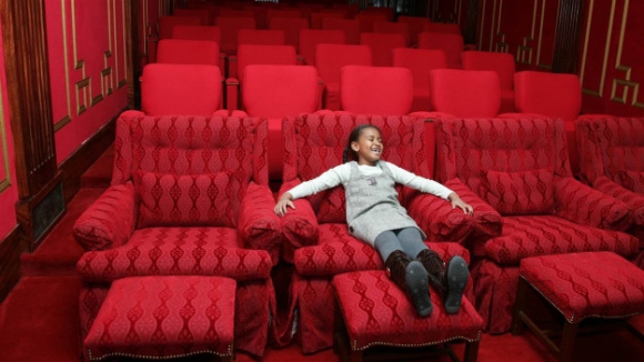 Sasha thích thú khi ngồi trong rạp chiếu phim của Nhà Trắng. (Ảnh: White House)