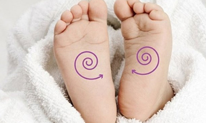 Cách massage chân cho bé ngủ ngon và khỏe mạnh