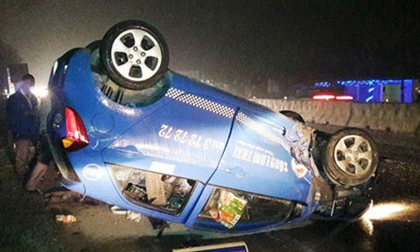 Tin tai nạn giao thông ngày 26/1: Taxi nằm phơi bụng trên quốc lộ 1A