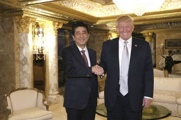 Thủ tướng Abe và Tổng thống Trump trong cuộc gặp ở Mỹ hồi tháng 11/2016. (Ảnh: Reuters)