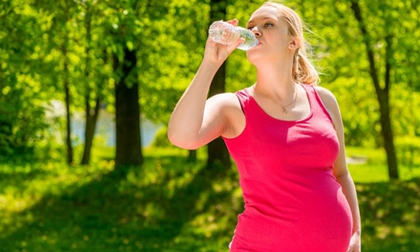 Bà bầu uống nước từ chai nhựa: Con sinh ra dễ bị bệnh gì?