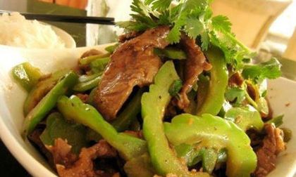 Thịt bò xào mướp đắng ngon cơm ngày đầu tuần