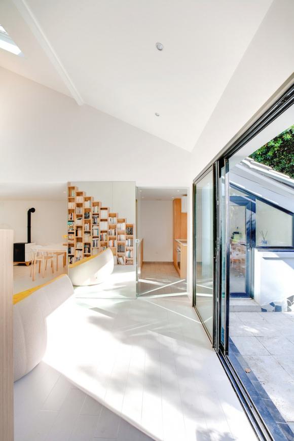 Thiết kế nhà này sẽ cho bạn thấy khi kệ sách kết hợp thành cầu thang, tường ngăn cách sẽ đẹp mắt đến khó tin - Ảnh 5. Thiết kế nhà này sẽ cho bạn thấy khi kệ sách kết hợp thành cầu thang, tường ngăn cách sẽ đẹp mắt đến khó tin - Ảnh 5.