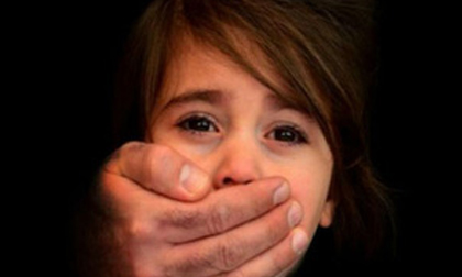 Bé gái 7 tuổi bị 5 người đàn ông cưỡng hiếp tập thể gây chấn động nước Đức