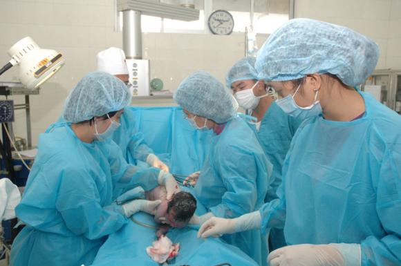 Bác sĩ sản khoa cắt cụt ngón tay trẻ sơ sinh khi mổ lấy thai - Ảnh 1. Bác sĩ sản khoa cắt cụt ngón tay trẻ sơ sinh khi mổ lấy thai - Ảnh 1.
