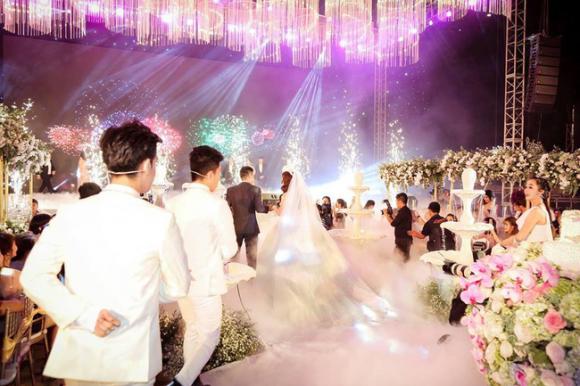 Nữ đại gia Bình Phước hóa công chúa trong đám cưới 6 tỷ đồng với bạn trai 7 năm - Ảnh 13. Nữ đại gia Bình Phước hóa công chúa trong đám cưới 6 tỷ đồng với bạn trai 7 năm - Ảnh 13.