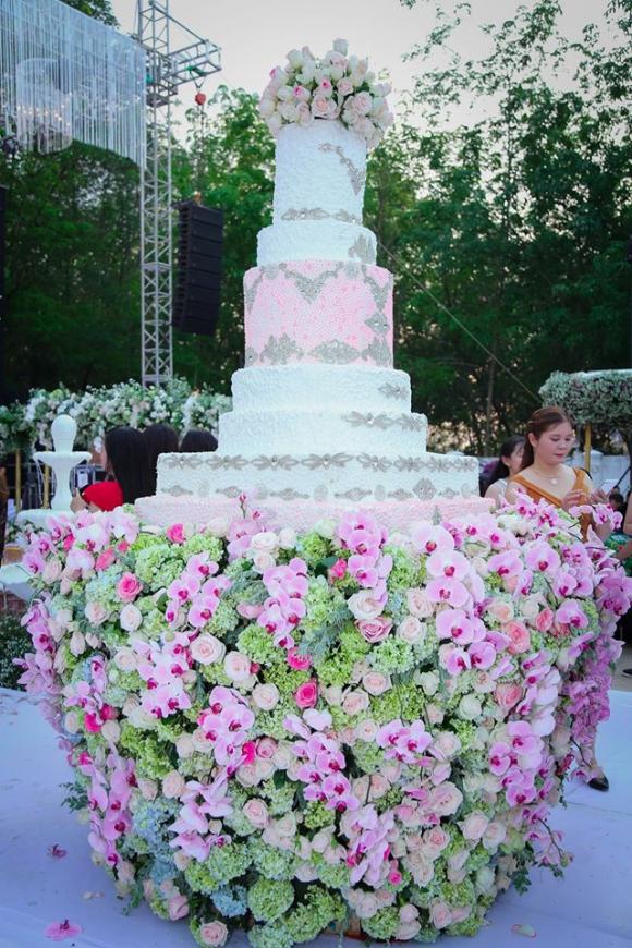 Nữ đại gia Bình Phước hóa công chúa trong đám cưới 6 tỷ đồng với bạn trai 7 năm - Ảnh 19. Nữ đại gia Bình Phước hóa công chúa trong đám cưới 6 tỷ đồng với bạn trai 7 năm - Ảnh 19.