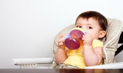 Mẹ có biết: Trẻ dưới 1 tuổi không nên uống nước trái cây