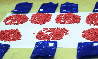Cảnh sát Vinh vây khách sạn bắt kẻ buôn cả nghìn viên ma túy