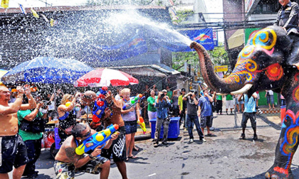 Trốn cái 'nóng muốn bùng cháy' của mùa hè cùng 8 lễ hội nước nổi tiếng TG