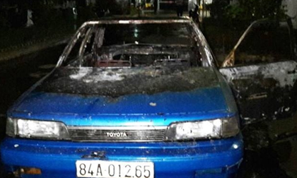 Tài xế bốc cháy lao ra từ ô tô trong sân BV Trà Vinh