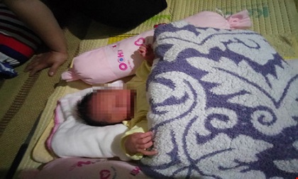 Phát hiện bé trai sơ sinh bọc trong bao nilon