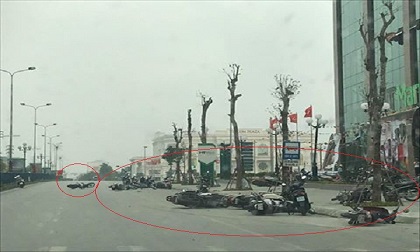 Giông lốc cuốn văng hàng chục xe máy trên Đại lộ Hùng Vương