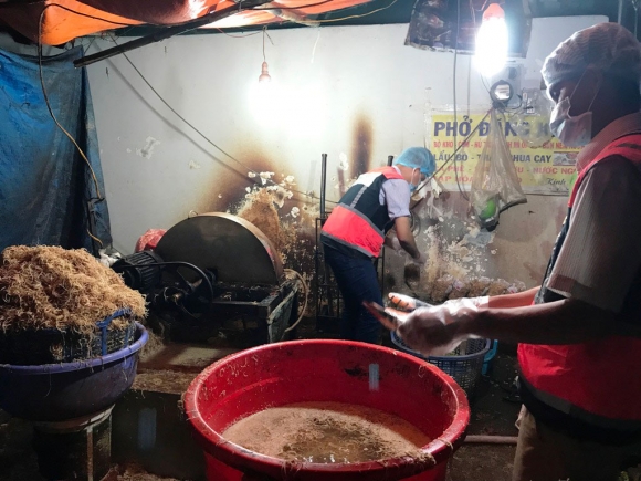 Hãi hùng phát hiện hàng trăm kg bắp chuối bào ngâm “chất độc” ở Sài Gòn - 1