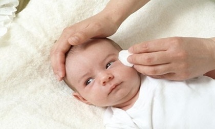 Cách vệ sinh tai, mắt, mũi cho trẻ sơ sinh chuẩn nhất - làm mẹ nhất định phải biết