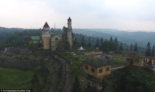 Vẻ đẹp ma mị bên trong công viên bỏ hoang ở Philippines - 1