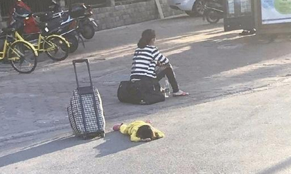 Bé gái bị mẹ đẻ giẫm đạp lên người, bỏ rơi giữa đường vì nghi mắc bệnh