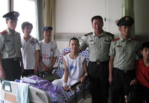 Chuyện tình cổ tích giữa đời thực của chàng trai cụt chân đầy nghị lực và cô y tá xinh đẹp, tài năng - Ảnh 1. Chuyện tình cổ tích giữa đời thực của chàng trai cụt chân đầy nghị lực và cô y tá xinh đẹp, tài năng - Ảnh 1.
