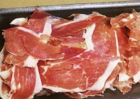 Giá của loại thịt này dao động từ 3,1-3,5 triệu đồng/kg nhưng vẫn hút khách“Khách thường chuộng dòng thịt muối hơn dù giá cao gấp 3 lần thịt tươi”. Chị nói và cho biết thêm, thịt lợn đen muối Iberico rất tiện dụng, mua về có thể ăn luôn, không cần phải chế biến cầu kỳ như thịt lợn tươi. Trong khi đó, khách đặt mua còn được nhân viên thái thịt thành từng lát mỏng để vào khay, lúc ăn khách chỉ việc bày ra đĩa.Cũng theo chị Linh, thịt lợn đen muối Iberico là món ăn cao cấp của người Tây Ban Nha, chúng được xếp vào danh sách món ăn ngon nhất thế giới với lịch sử hàng trăm năm tồn tại. Thế nhưng, ở Việt Nam, khoảng hơn một năm trở lại đây, thịt lợn đen muối Iberico mới dần phổ biến tại phân khúc thị trường cao cấp.Khách mua loại thịt lợn này thường là khách quen và là thuộc giới nhà giàu vì giá của chúng rất đắt đỏ, gấp khoảng 30 lần giá thịt lợn bán tại siêu thị. Song, lượng khách hàng lại rất ổn định, có khách còn đặt mua thường xuyên mỗi tuần một lần về để tủ ăn dần mỗi khi thích uống rượu vang, thậm chí nhiều khách còn dùng thịt này kẹp vào bánh mì để ăn sáng, chị Linh chia sẻ.Thừa nhận, chị Hoàng Thanh Tâm ở Quán Thánh (Ba Đình, Hà Nội) nói thêm, thịt lợn đen muối Tây Ban Nha là món khoái khẩu của gia đình chị, trong tủ lạnh lúc nào cũng có sẵn ít nhân 1kg thịt lợn loại này.Gia đình rất thích ăn những món ăn tây, đặc biệt, chồng chị lại là chủ một doanh nghiệp, hay tiếp khách hàng tại nhà. Mỗi lần như vậy, chỉ cần có đĩa thịt lợn đen muối Iberico với đĩa phô mai, ít quả oliu và chai rượu vang nữa là xong. Đảm bảo vừa sang trọng vừa dễ ăn.“Hôm vừa rồi, đứa con gái tôi còn lấy thịt lợn này kẹp vào bánh mỳ ăn sáng”. Chị Tâm chia sẻ, ngày trước đặt mua khá khó, phải chờ cả tuần mới có thịt ăn. Giờ nhiều chỗ bán, chỉ cần đặt hàng, vài ba tiếng sau sẽ được giao tới tận nơi, muộn nhất cũng chỉ đặt hôm trước hôm sau có hàng.Theo Châu GiangVietnamnet