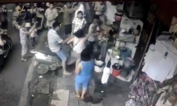 Hà Nội: Khách hàng và nữ nhân viên 15 tuổi đánh nhau tại quán chè 40 năm - Ảnh 2. Hà Nội: Khách hàng và nữ nhân viên 15 tuổi đánh nhau tại quán chè 40 năm - Ảnh 2.