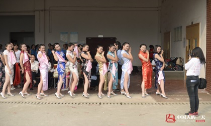 Choáng ngợp với ngôi trường có nhiều gái xinh nhất Trung Quốc