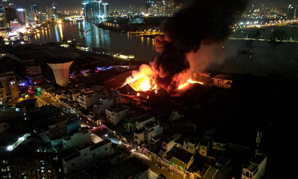 Cháy lớn kèm nhiều tiếng nổ trong nhà kho ở cảng Sài Gòn