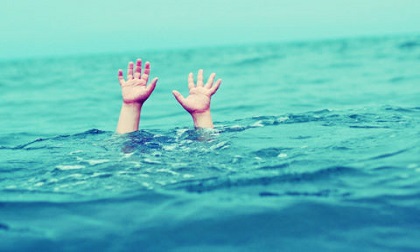 Đi làm về bàng hoàng thấy 2 con chết đuối dưới ao