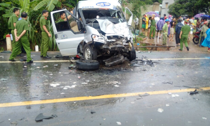 Hai xe khách đối đầu nhau ở Kon Tum, 14 người thương vong