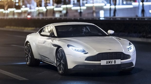 Siêu xe Aston Martin DB11 thêm bản V8 giá 4,5 tỷ đồng