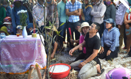 Bé trai 6 tuổi bị sát hại ở Quảng Bình: 'Cha mẹ đợi con mãi mà sao con không về...' 