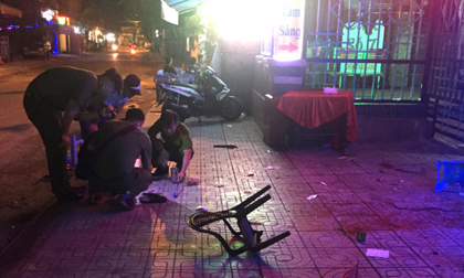 Hỗn chiến trước phòng trà ở Sài Gòn, một người bị chém lìa ngón tay