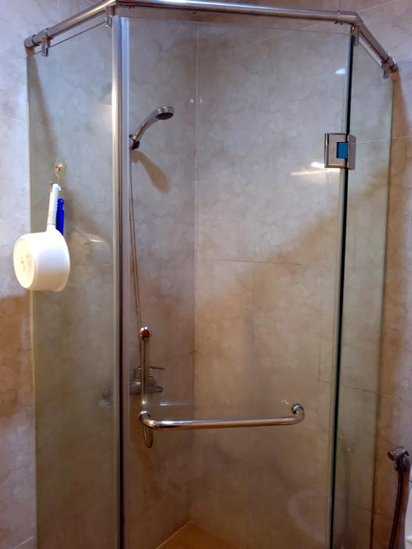 Nhiều vụ nổ kính cường lực khiến chủ nhà hốt hoảng - Ảnh 5. Nhiều vụ nổ kính cường lực khiến chủ nhà hốt hoảng - Ảnh 5.