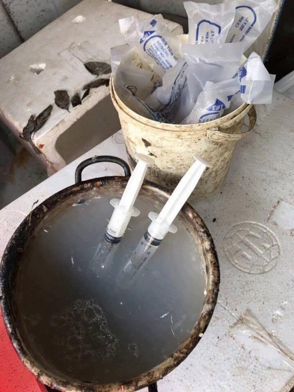 Hà Nội: Bắt quả tang cơ sở dùng kim tiêm bơm tạp chất vào tôm - Ảnh 1. Hà Nội: Bắt quả tang cơ sở dùng kim tiêm bơm tạp chất vào tôm - Ảnh 1.
