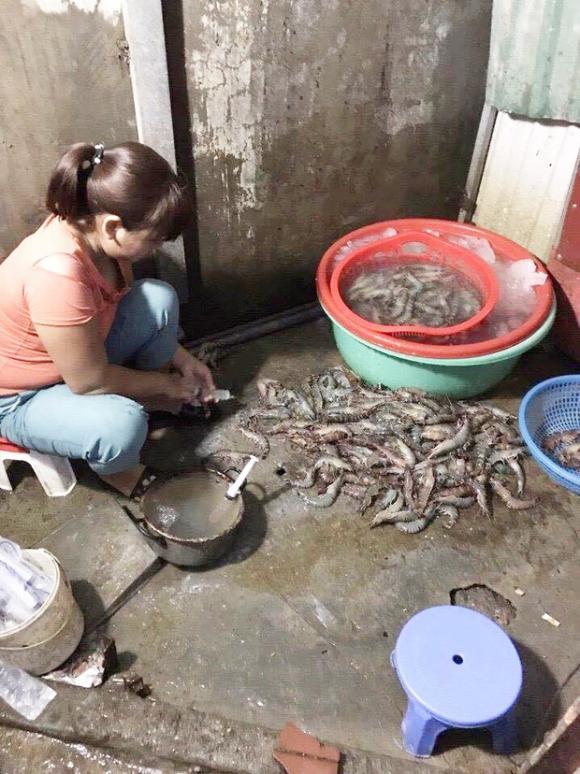 Hà Nội: Bắt quả tang cơ sở dùng kim tiêm bơm tạp chất vào tôm - Ảnh 2. Hà Nội: Bắt quả tang cơ sở dùng kim tiêm bơm tạp chất vào tôm - Ảnh 2.