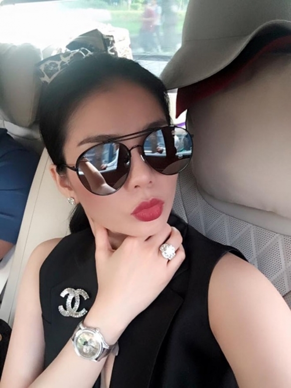 Nữ đại gia ngầm của showbiz Việt tiếp tục khoe siêu xe tiền tỷ - 4