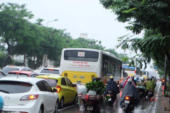 Chùm ảnh: Ảnh hưởng của bão số 6, người dân Thủ đô chật vật trong cơn mưa sáng sớm - Ảnh 3.