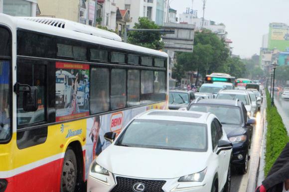 Chùm ảnh: Ảnh hưởng của bão số 6, người dân Thủ đô chật vật trong cơn mưa sáng sớm - Ảnh 3.