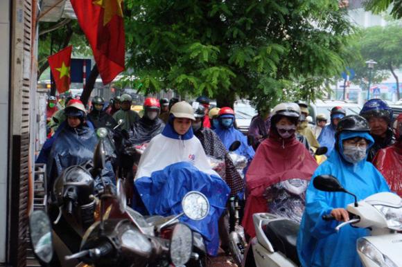 Chùm ảnh: Ảnh hưởng của bão số 6, người dân Thủ đô chật vật trong cơn mưa sáng sớm - Ảnh 6.