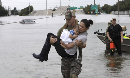 Hình ảnh cảnh sát bế hai mẹ con gốc Việt ra khỏi ngôi nhà ngập nước sau siêu bão Harvey gây sốt